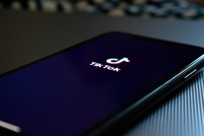 TikTok: nevinná dětská zábava, nebo nebezpečná past?