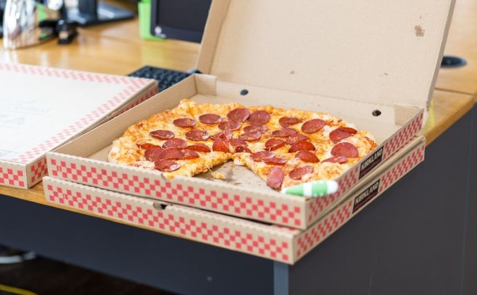 Hackeři „doručují” pizzu: Pozor na falešné kurýry během domácí izolace